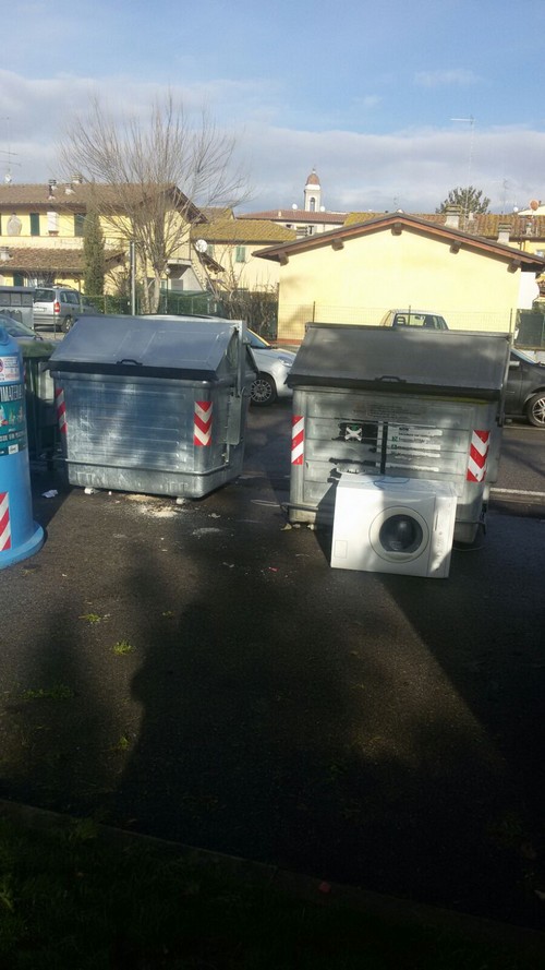 Lavatrice abbandonata... Ma i cittadini si 'ribellano' contro l'incivile
