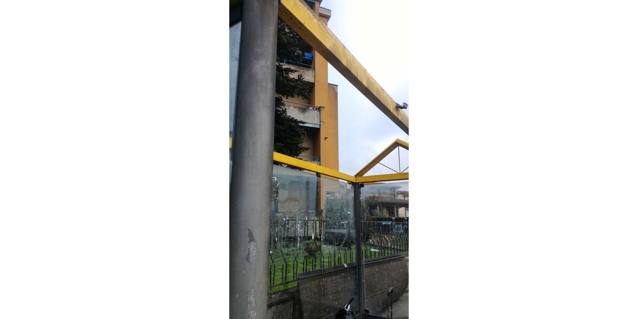 Quella pensilina 'open air'... scoperchiata da un mese