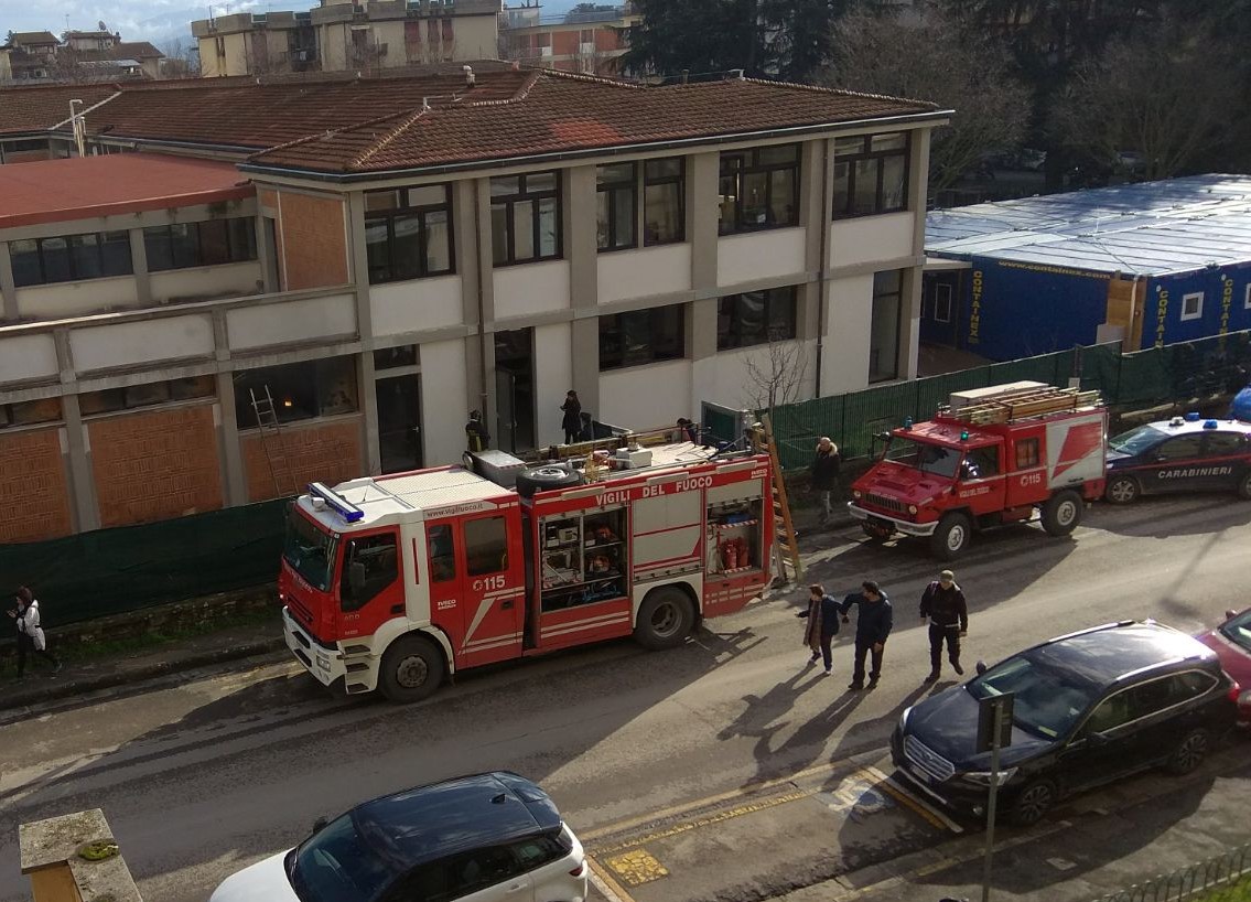 Fumo da una stufetta. Intervento dei pompieri alla scuola di Borgo