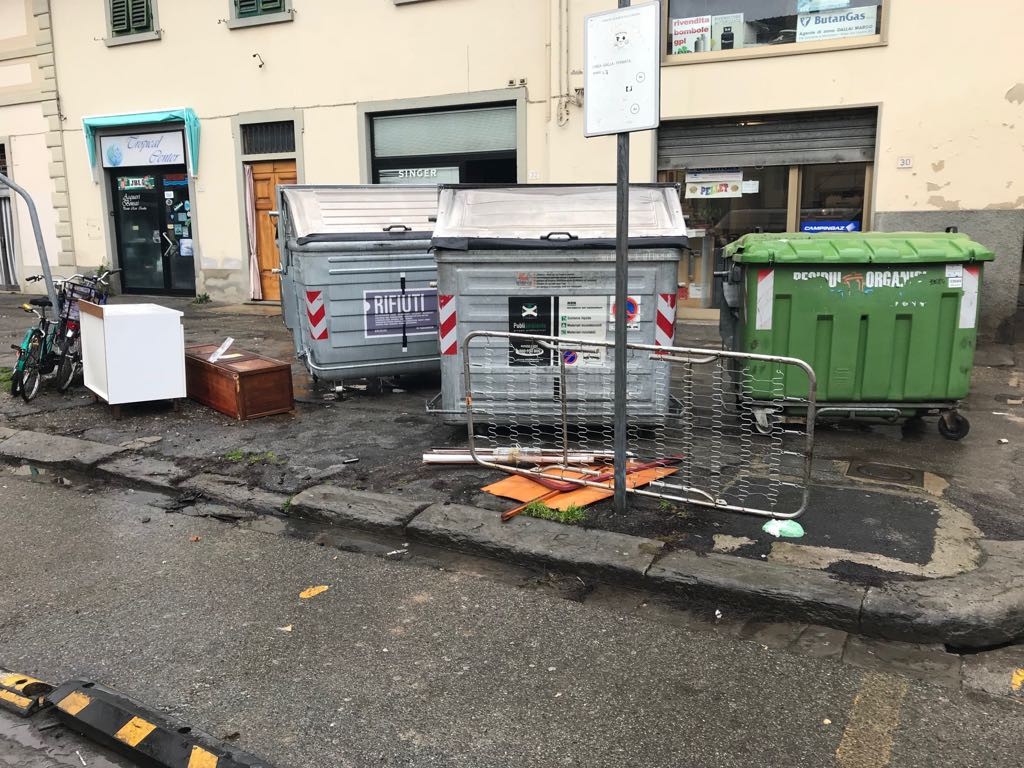 Dai rifiuti abbandonati in centro (a Borgo) al 'cantierino' accanto alla croce