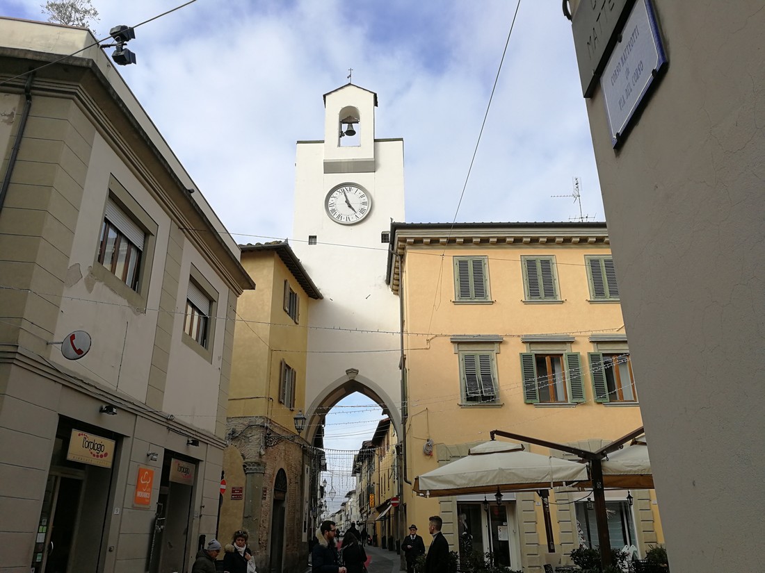 Lettori Reporter. Anche Borgo ha il suo 'Spelacchio'? E poi l'orologio della torre...