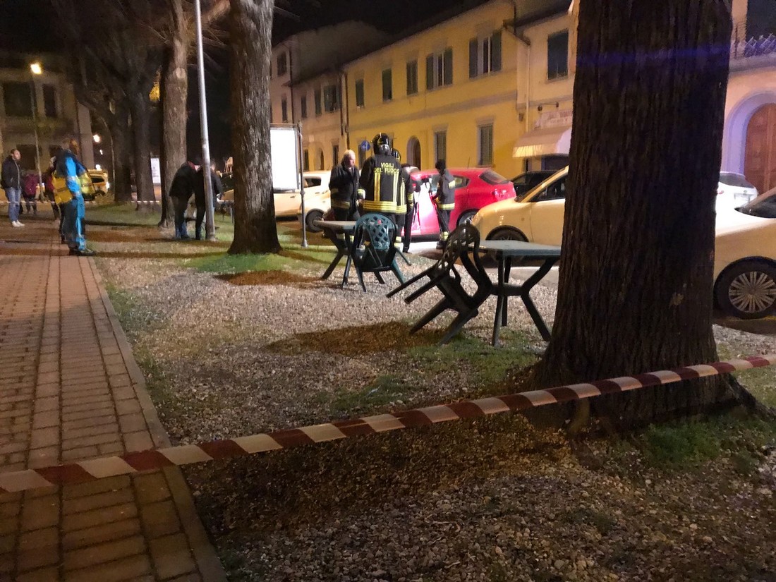 Cadavere in auto in Piazza Dante. 80enne stroncato da un malore
