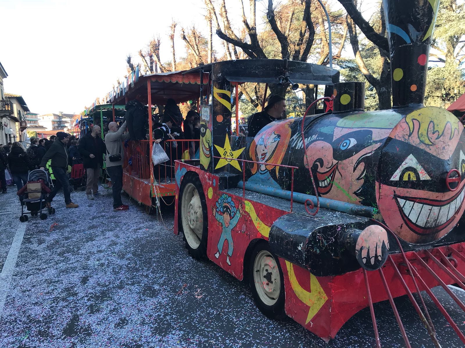 Carnevale. Oggi ultima sfilata a Borgo, e in biblioteca appuntamenti fino a sabato