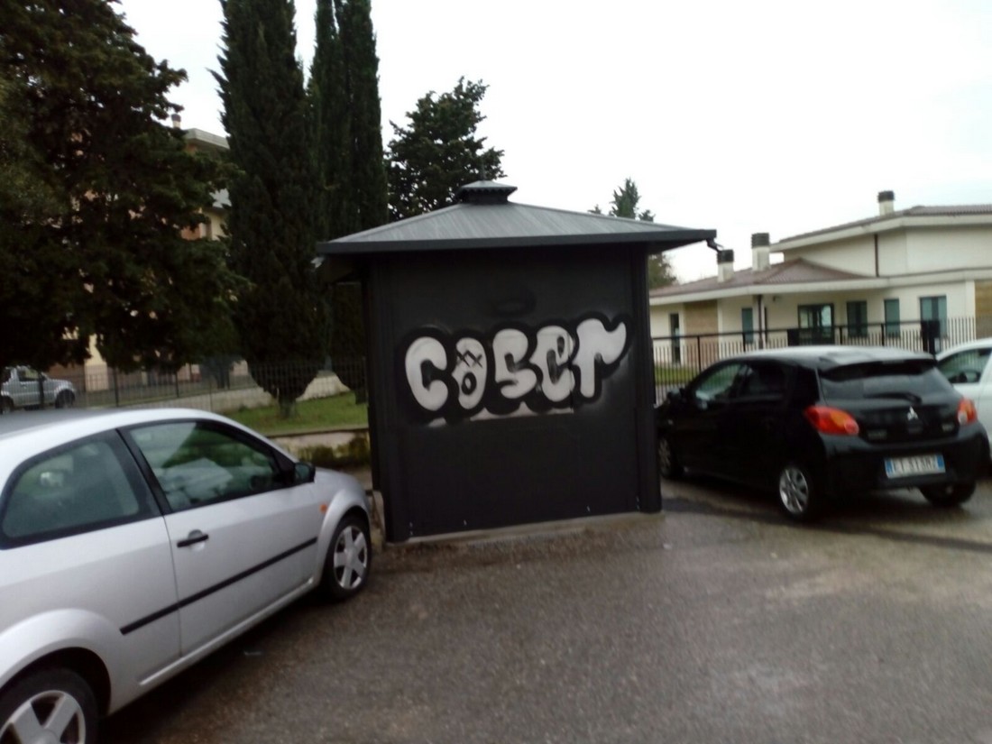 Non ancora attivo e già vandalizzato. Scritte sul fontanello di Luco