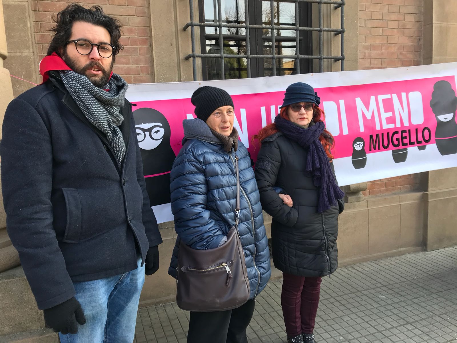 Nonunadimeno. Lo striscione sotto il Municipio, contro i tagli alla sanità