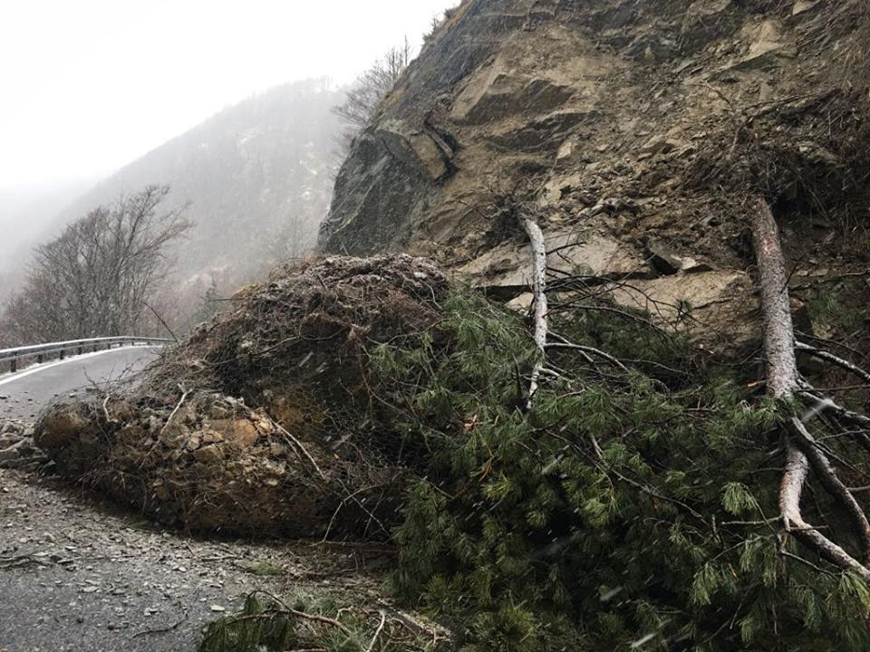 Massi e detriti in strada. Chiusa la strada per Palazzuolo, riapertura domani