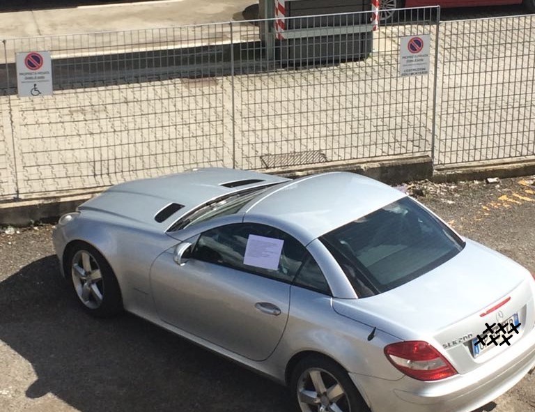 Sosta disabili. Altro utilizzo irregolare a Borgo, e arriva il cartello sull'auto9