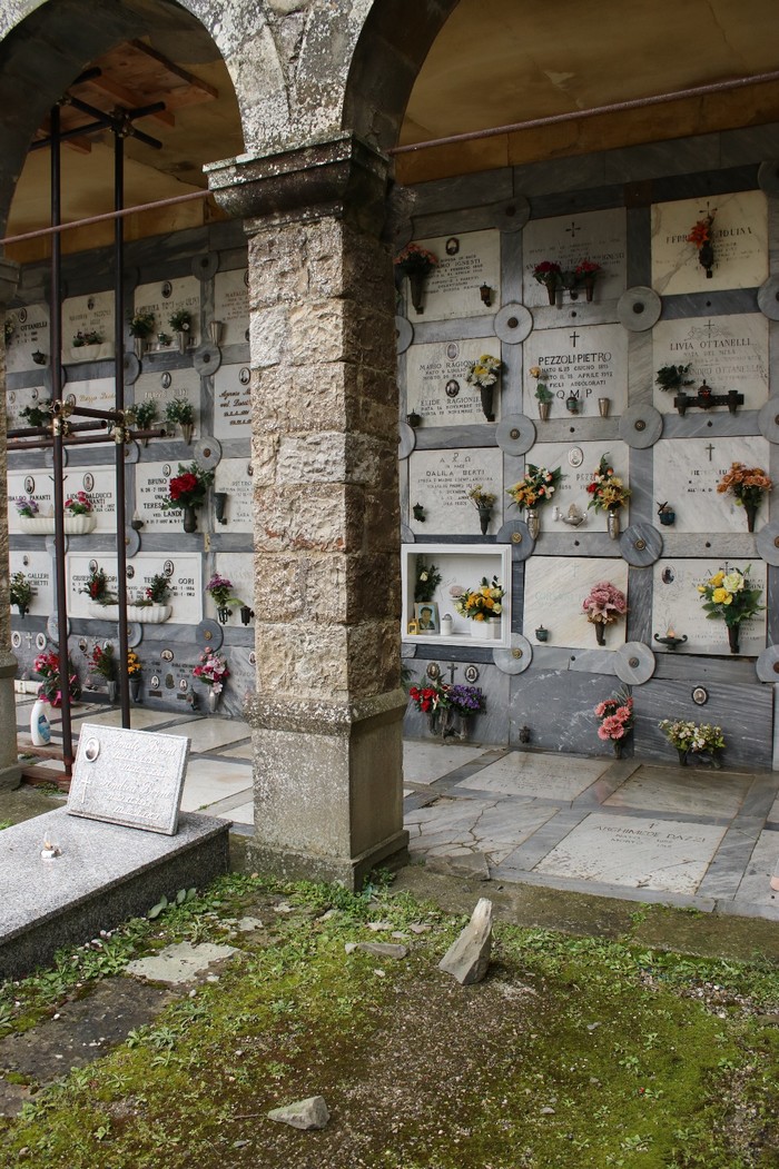 Cade un capitello al cimitero di Galliano. I problemi della struttura
