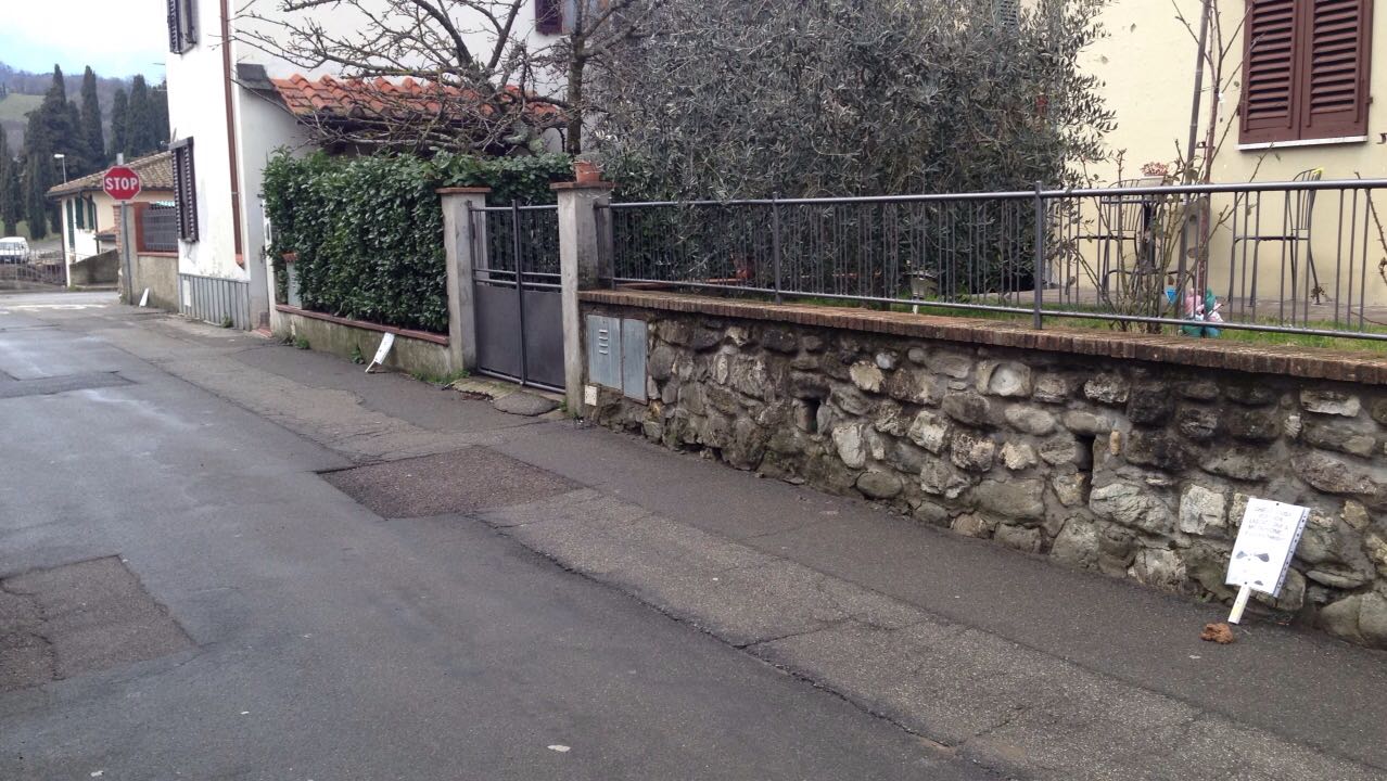 Galliano. Cartelli contro i padroni maleducati (e gli escrementi abbandonati)