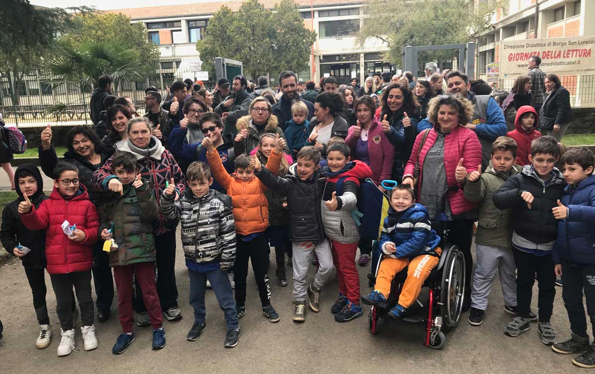 Foto di classe proibita. Il video backstage del servizio di Striscia la Notizia