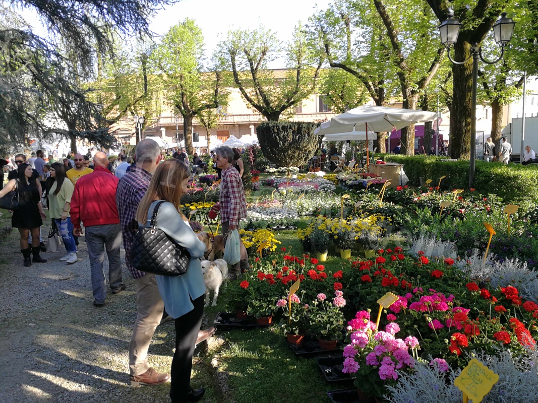 Fiorinfiera. Ampia affluenza ed oggi si replica anche con Il Mercatino