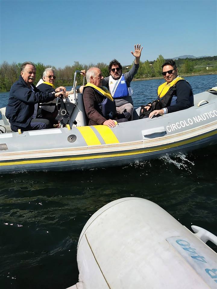 Pieraccioni ieri a Bilancino: giro in gommone sul lago. Foto