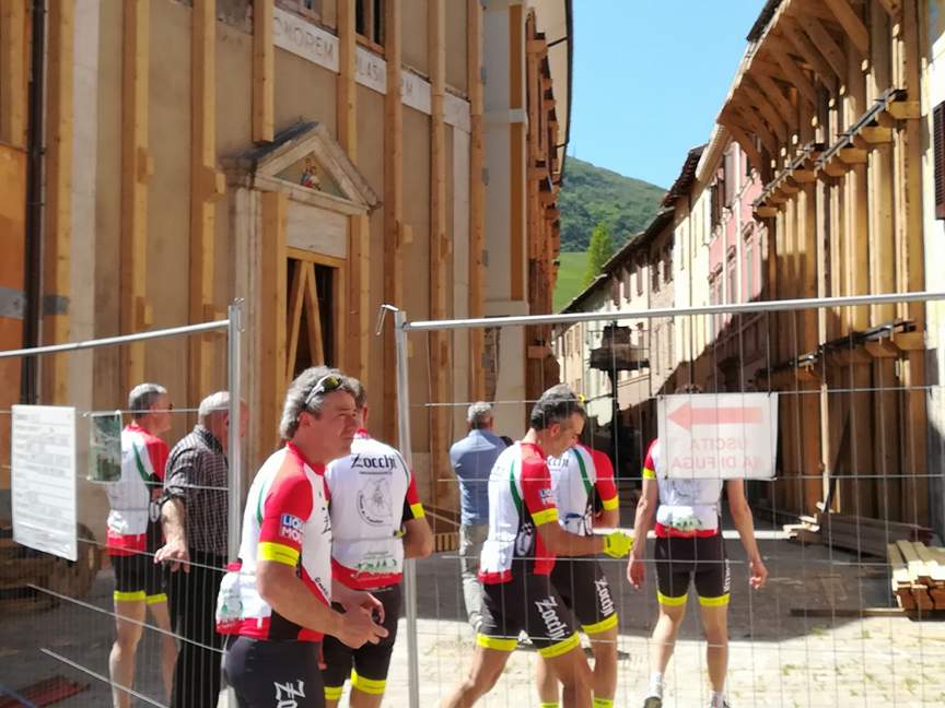 Quelli di Pratolino a Muccia. In bici 'per la ricostruzione', foto e cronaca