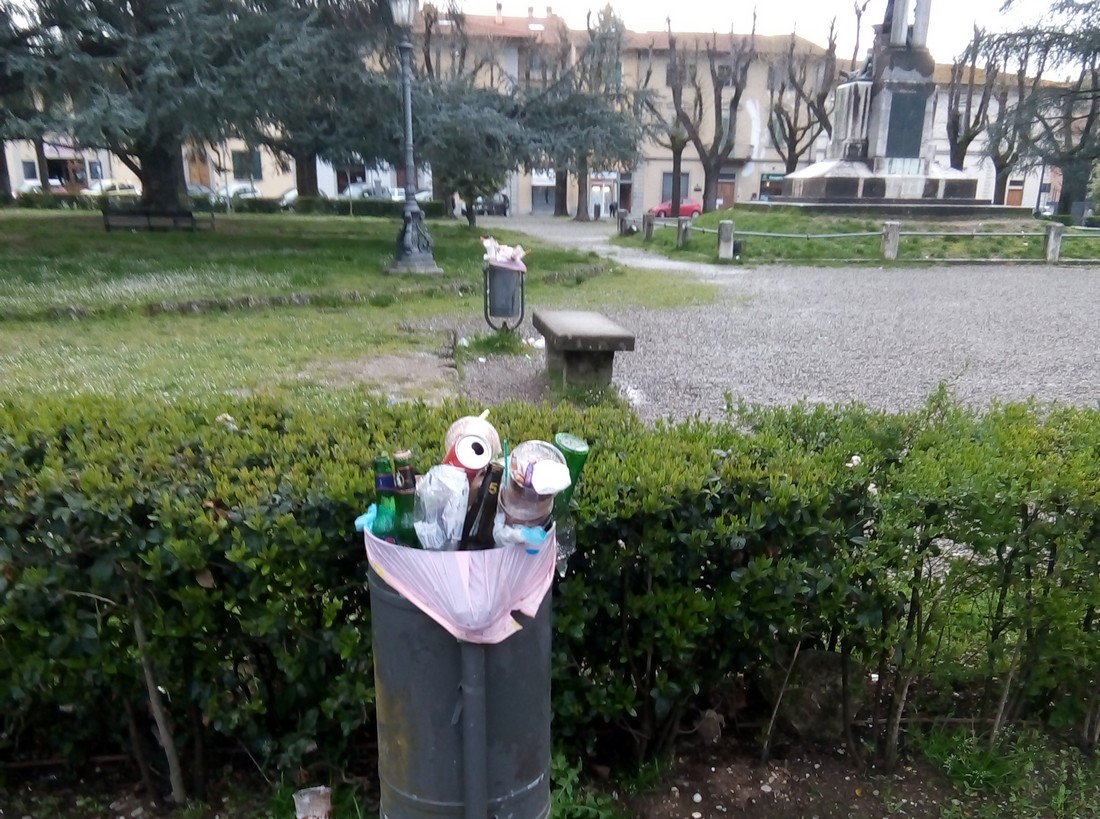 rifiuti piazza dante 2