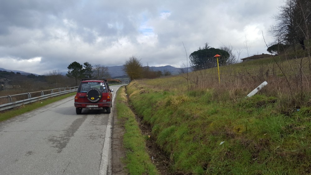 Sagginalese. Segnali divelti e strisce assenti, segnalazione di un lettore