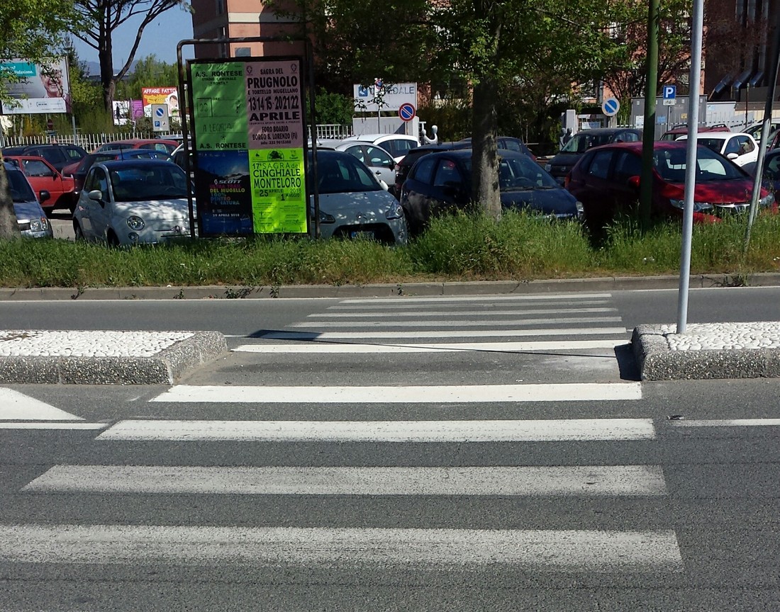 Quelle strisce che finiscono contro il 'muretto'. Barriere architettoniche a Borgo