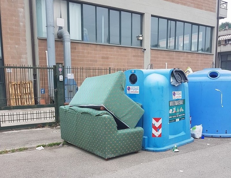 Divano abbandonato. Le cattive abitudini sono dure a morire...