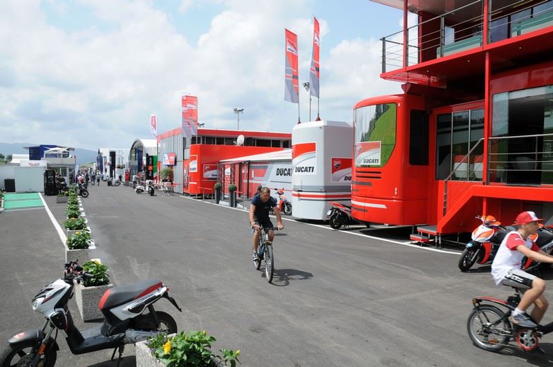 #fotomondiale . In autodromo la 'cittadella' è in piena attività