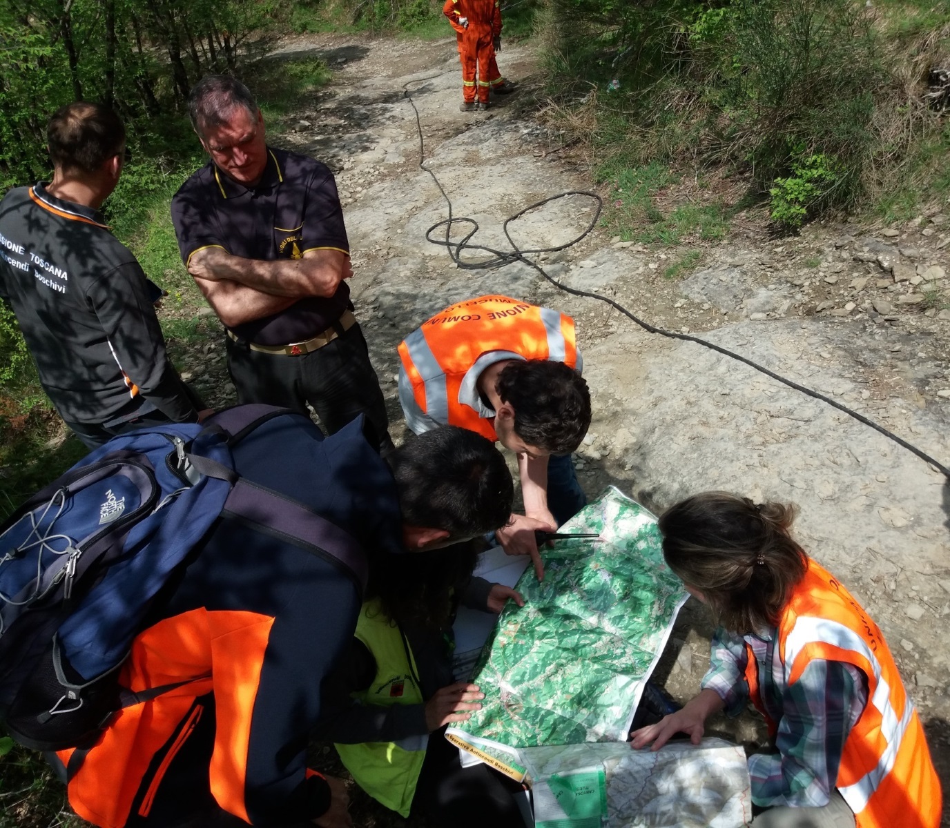 Ci si prepara (nonostante il meteo) all'estate. Esercitazione antincendio nei boschi di Palazzuolo