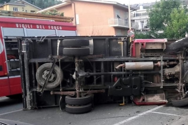 Furgone si ribalta. Incidente a Crespino: due in ospedale, non gravi