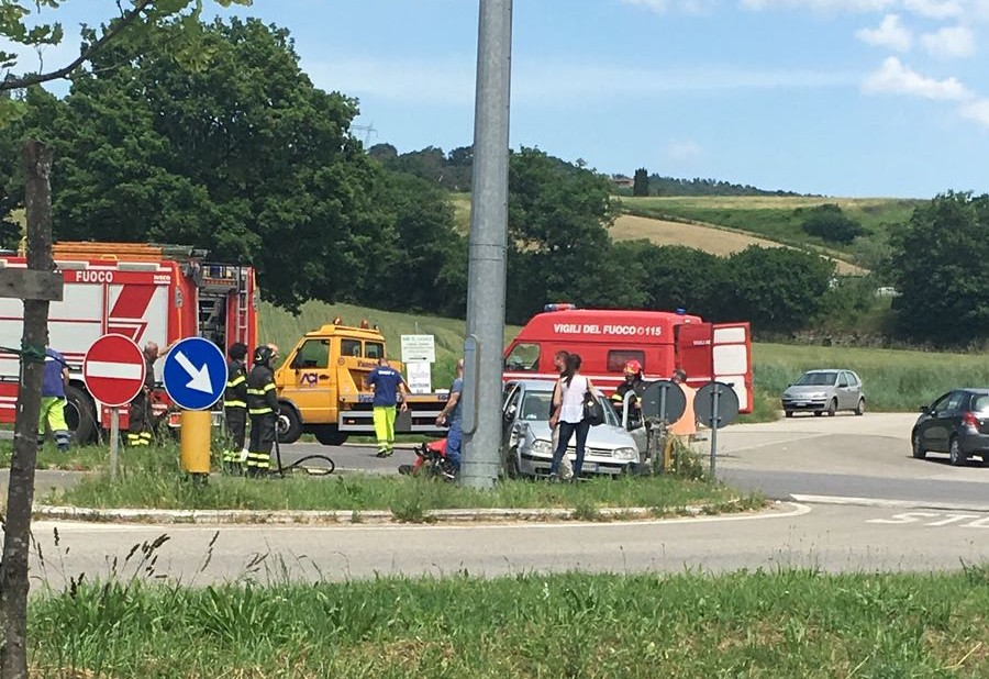 Auto e moto, incidente a Barberino. Arrivano 118, pompieri e municipale
