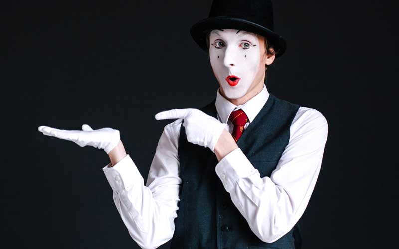 L'arte del mimo. Spettacolo per ragazzi e genitori alle 'medie' di Borgo