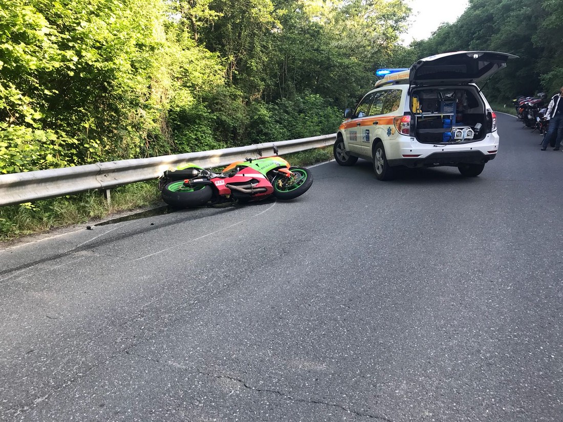 Polcanto, motociclista nella scarpata, non è grave. Strada chiusa per i soccorsi