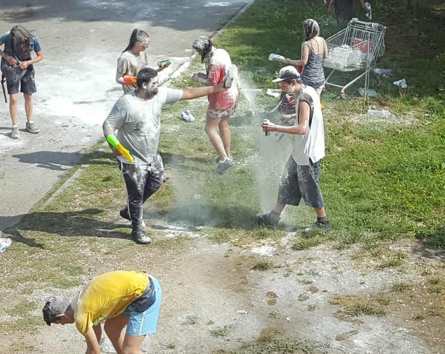 La scuola è finita!!!!!!! Battaglia di farina al Giotto Ulivi, le foto. Poi in piscina