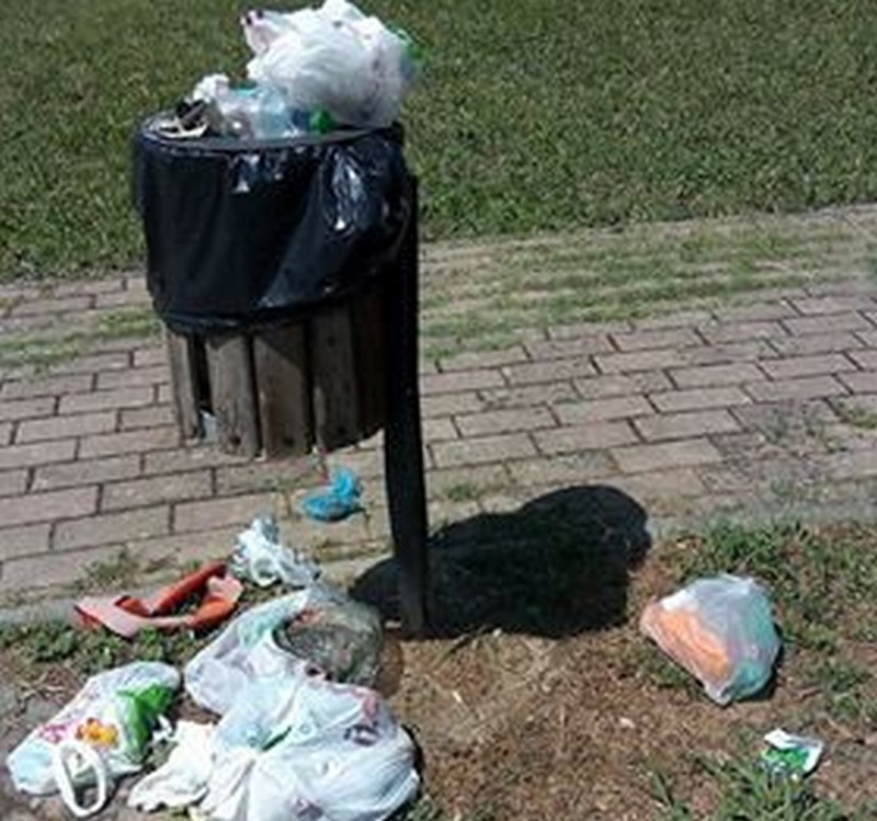 Rifiuti e sporcizia ai giardini di Cardetole, foto del giorno