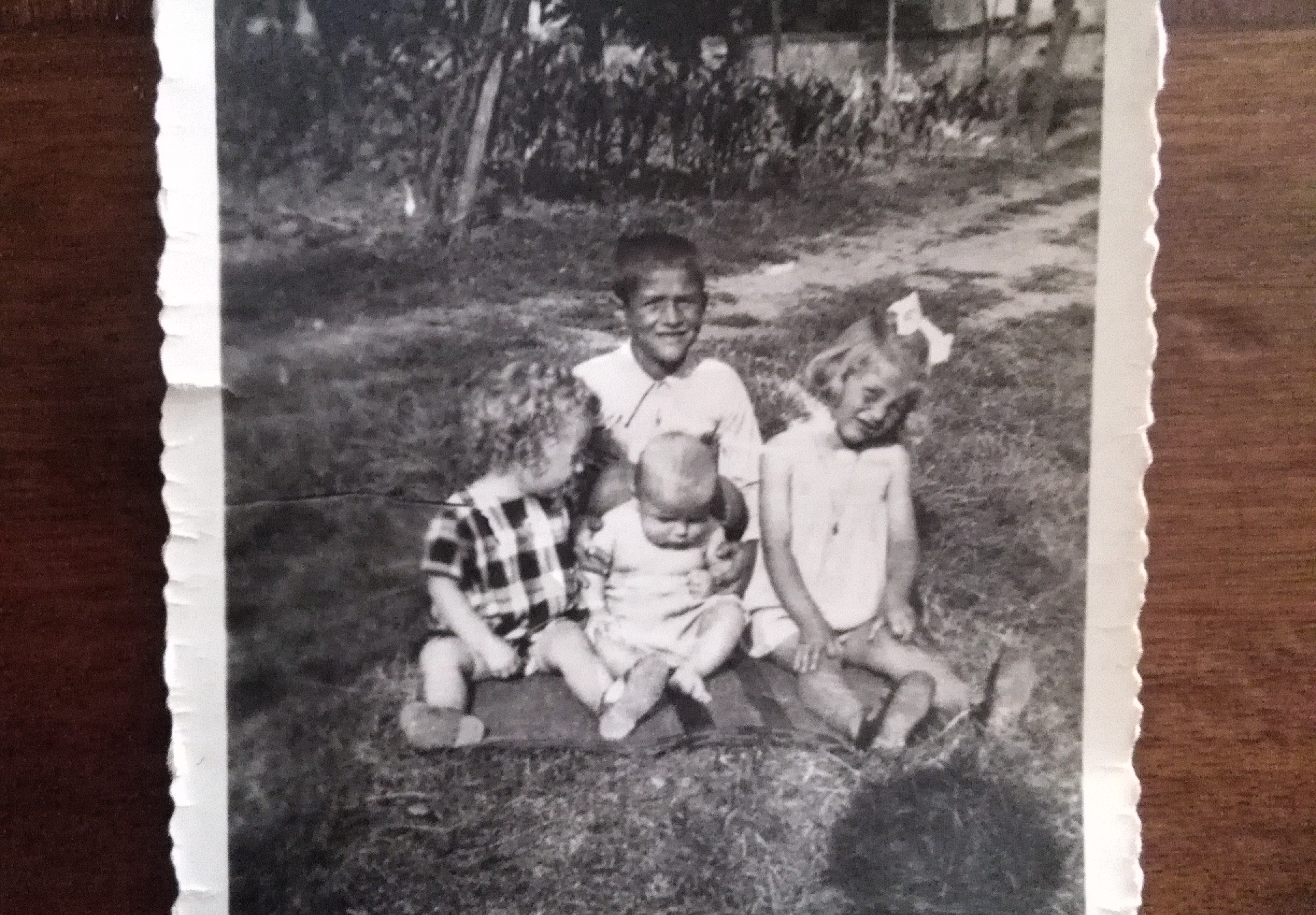 Aiutateci a rintracciare il proprietario della foto smarrita. Trovata a Borgo, si cerca chi l'ha persa