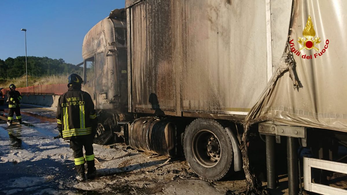 Camion in fiamme sull'A1 nei pressi di Barberino