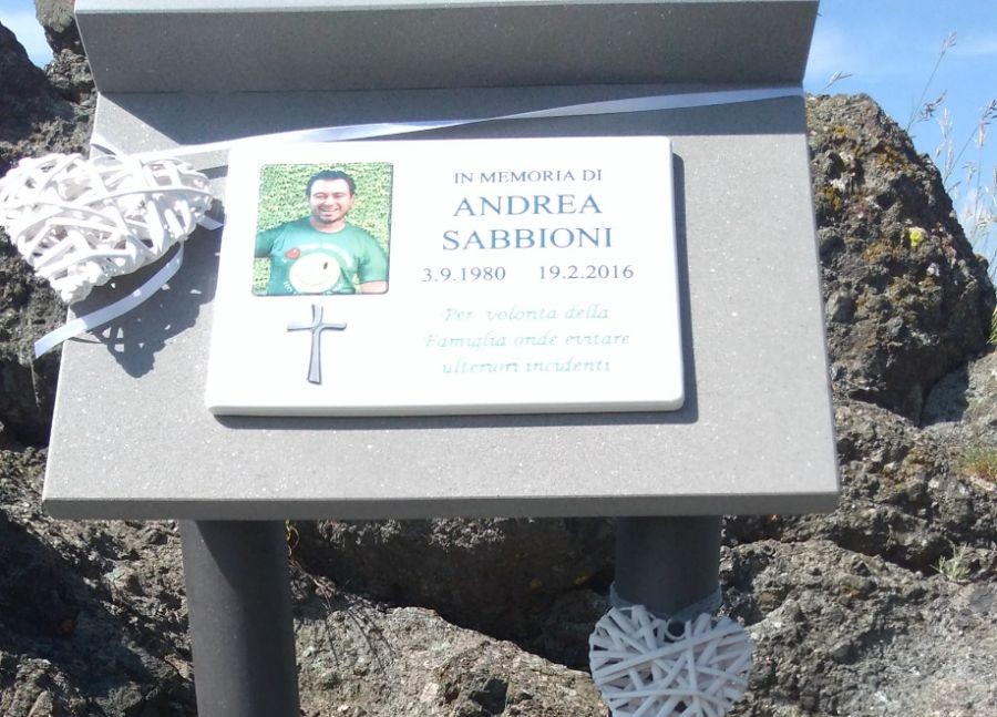 Morì al Sasso di San Zanobi. Un cippo in suo ricordo