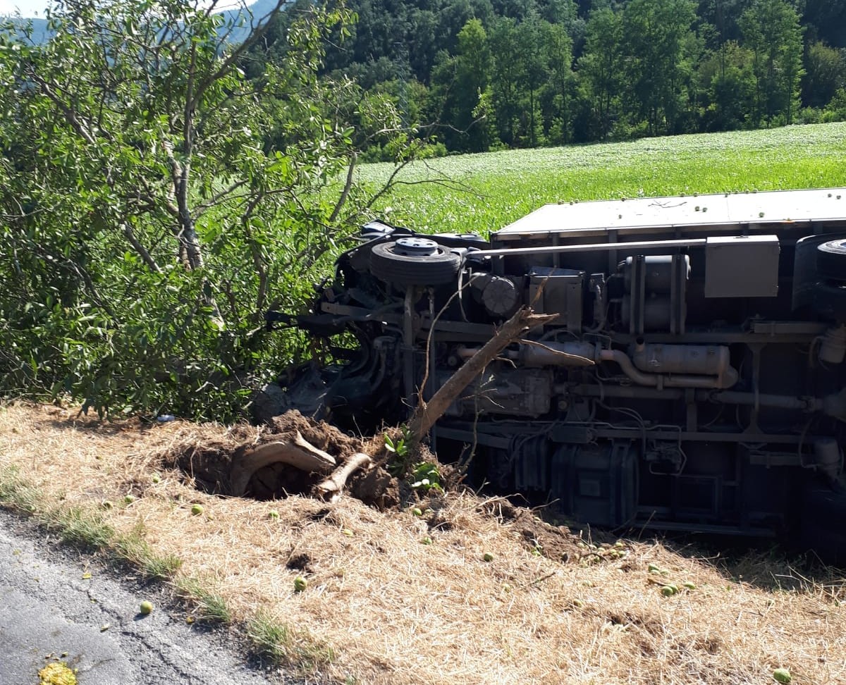 Camion ribaltato tra Vicchio e Dicomano, l'autista non è grave