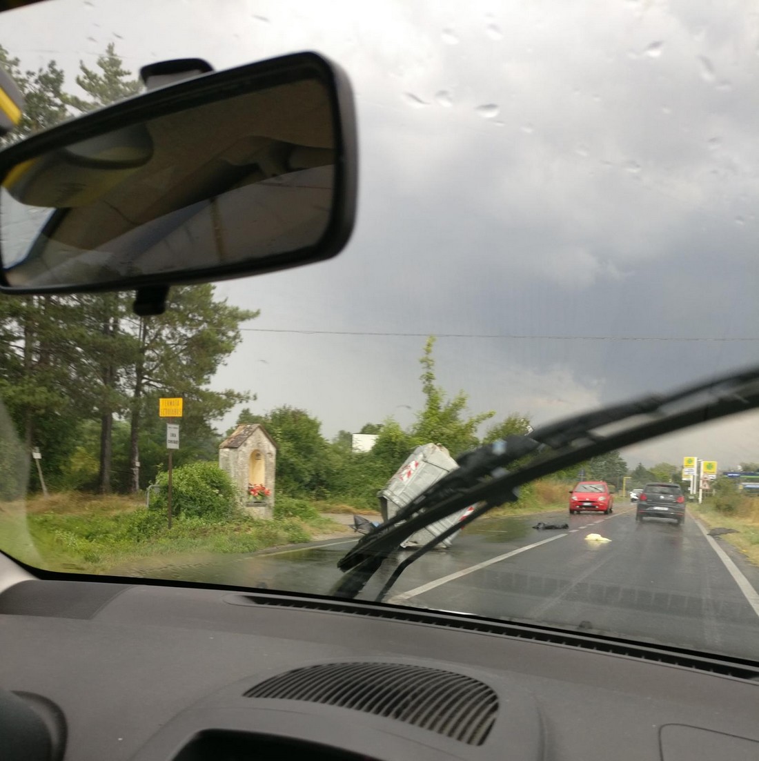 Meteo. Cassonetti e alberi in strada tra Borgo e La Torre, aggiornamenti