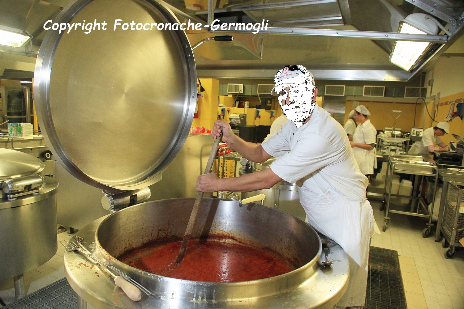 Mano incastrata nell'impastatrice. Infortunio alla cucina della mensa comunale