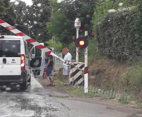 Foto del giorno: Arrivare lunghi al passaggio a livello.