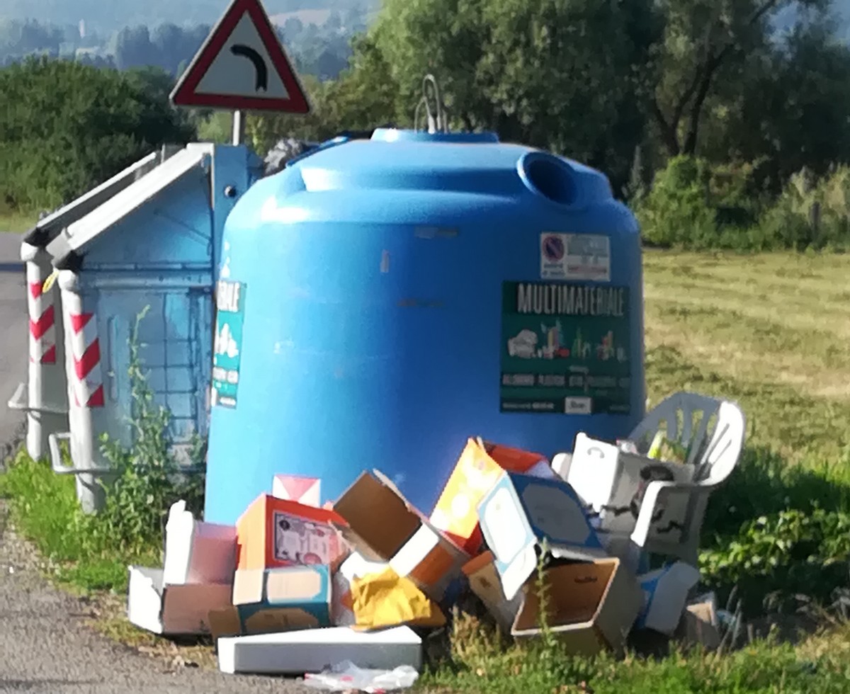 Rifiuti. Continuano gli abbandoni a Le Pergole-Villa Romanelli