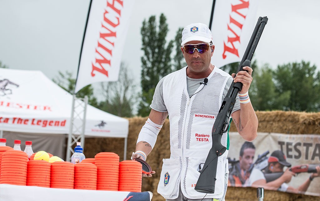 Tiro a volo. Il recordman Raniero Testa si esibisce a Marradi