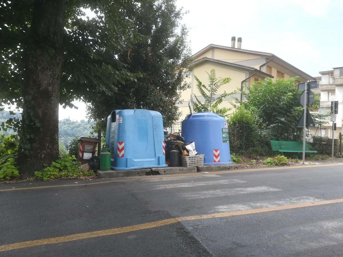 Il cartello 'infilato' nella campana e quelle bombole abbandonate