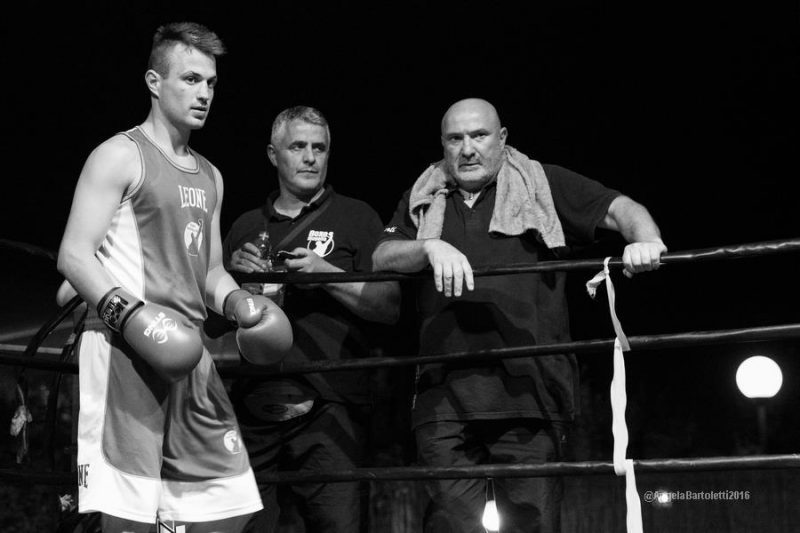 Grande boxe a Ronta. Sul ring: Leonardo Sarti, Adama Camara e Mirka Del Pasqua