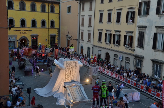 Marradi: un Trial ..Divino. Acrobazie con le moto in piazza ...