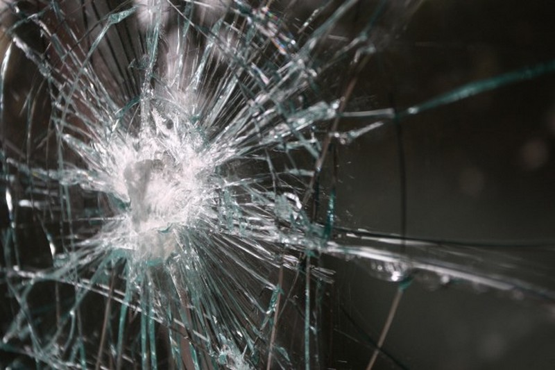 Vetri della scuola rotti a pallonate. Tre giovani 'segnalati' per vandalismo a Dicomano