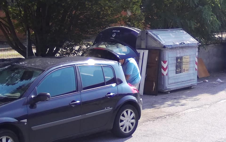 Abbandoni ai cassonetti. 'Beccati' altri incivili, le foto
