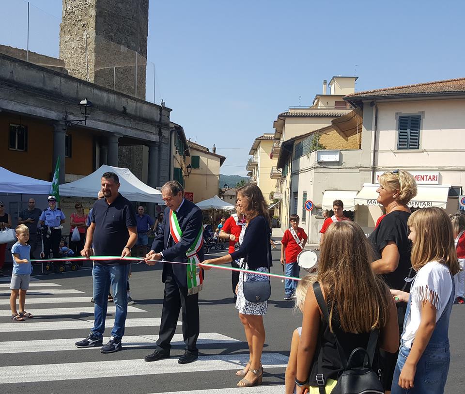 Taglio del nastro per la Fiera Calda. Foto del Giorno