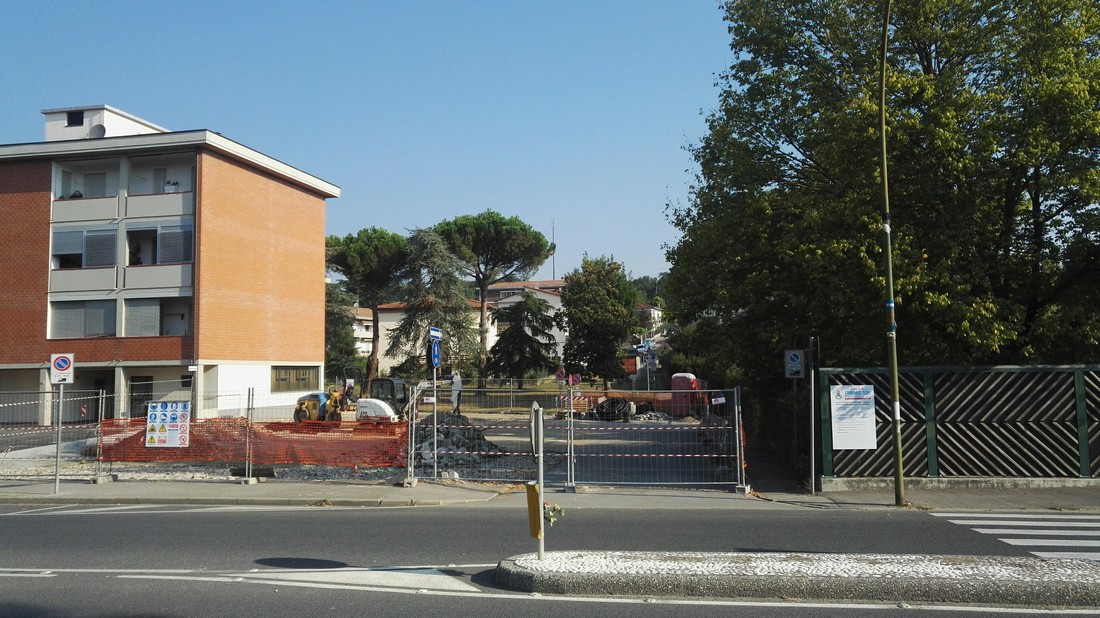Quel cantiere (ancora) davanti all'asilo. Il Comune: Finiremo in tempo