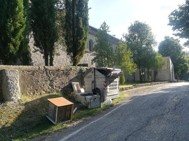 Galliano - Bosco ai Frati. Anche un divano nel cassonetto (e non solo), una lettera