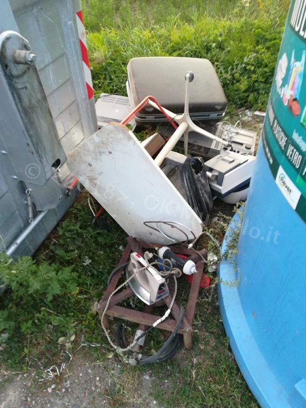 Ancora rifiuti abbandonati a Le Pergole (anche un ferro da stiro...)