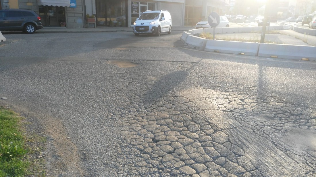 Quell'avvallamento all'Ovonda. Automobilista chiede i danni