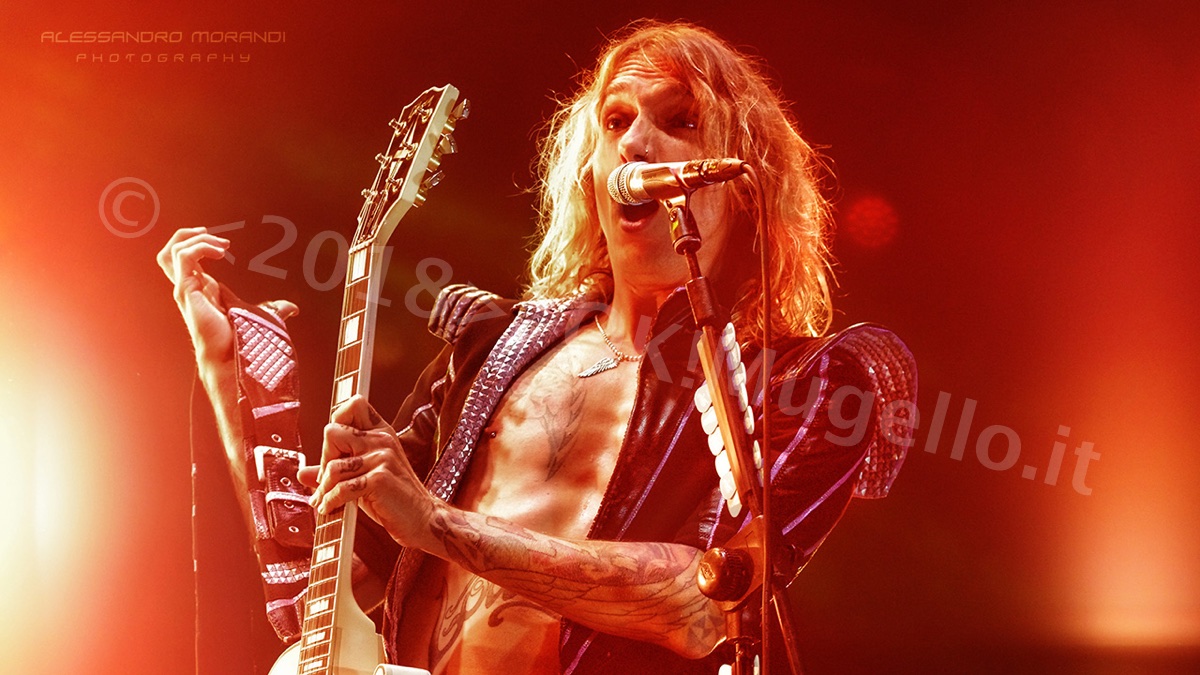 I Darkness a Prato. Coriandoli sul pubblico e reggiseni sul palco