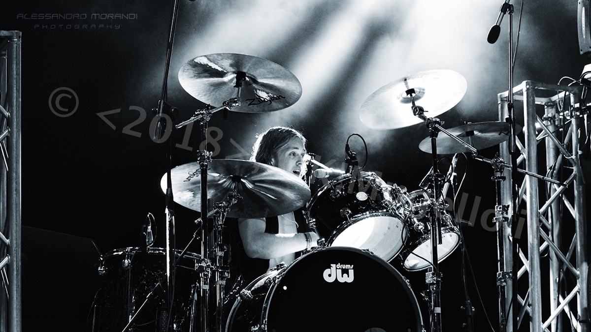 I Darkness a Prato. Coriandoli sul pubblico e reggiseni sul palco